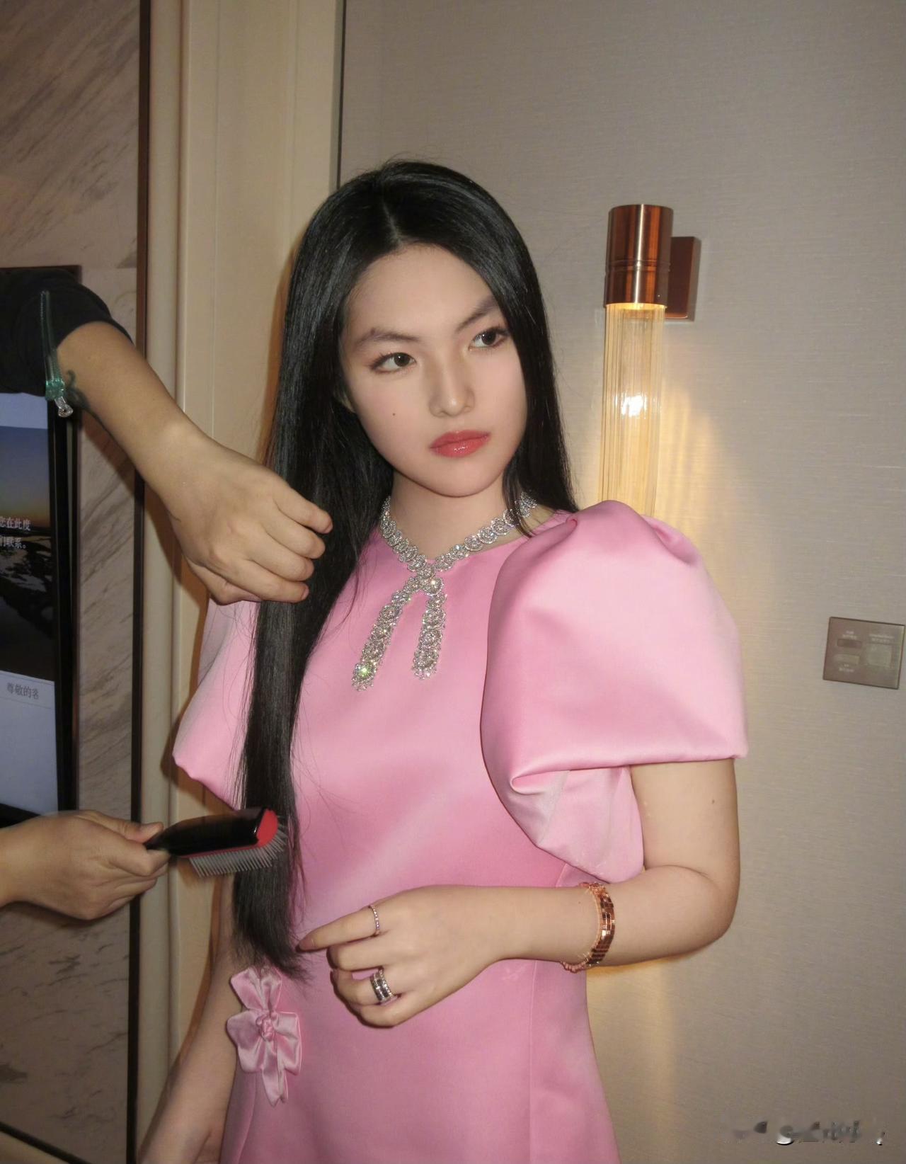 16岁的王诗龄参加哈尔滨肖邦活动，身穿粉色礼服却完全没有同龄少女的羞涩感和俏皮感