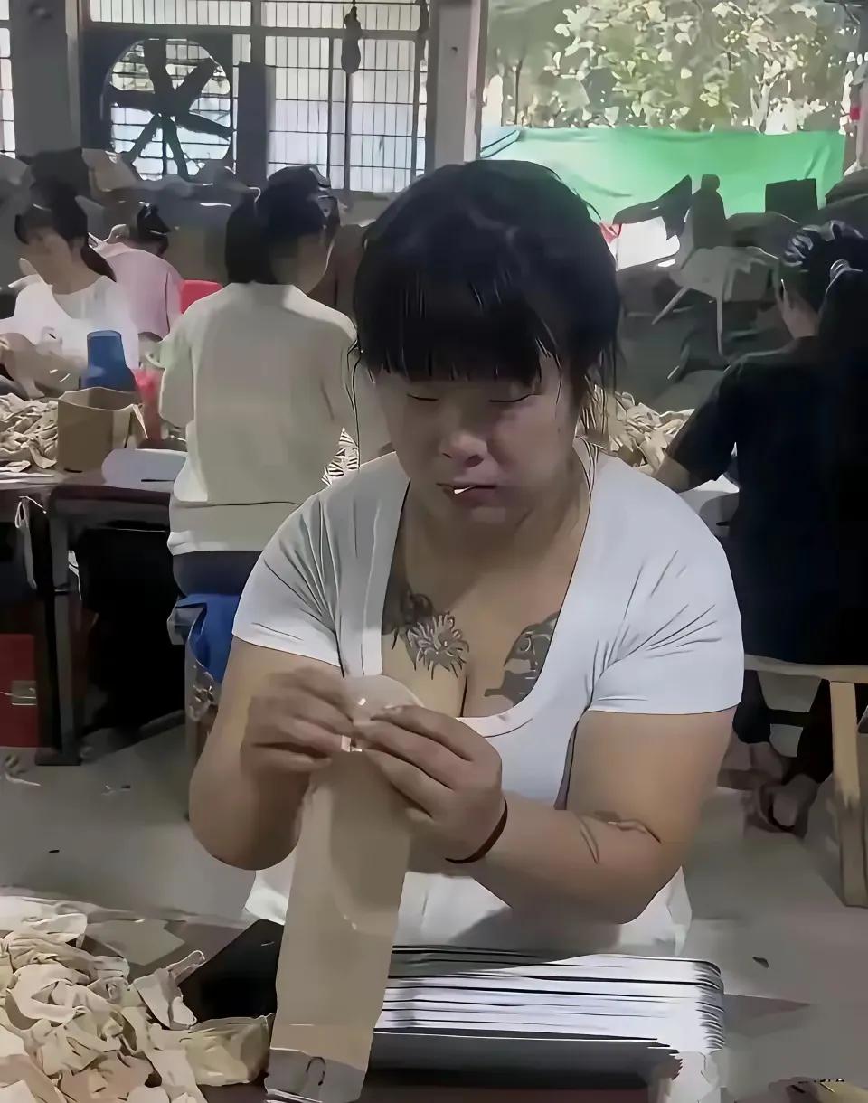 纹身师群体以男性为主的现象，主要源于以下两个层面的因素：  
⚙️ 一、体力与耐