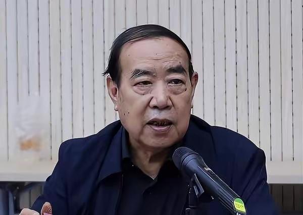 反对个人崇拜，但只局限于反对别人，不反对崇拜自己。
              