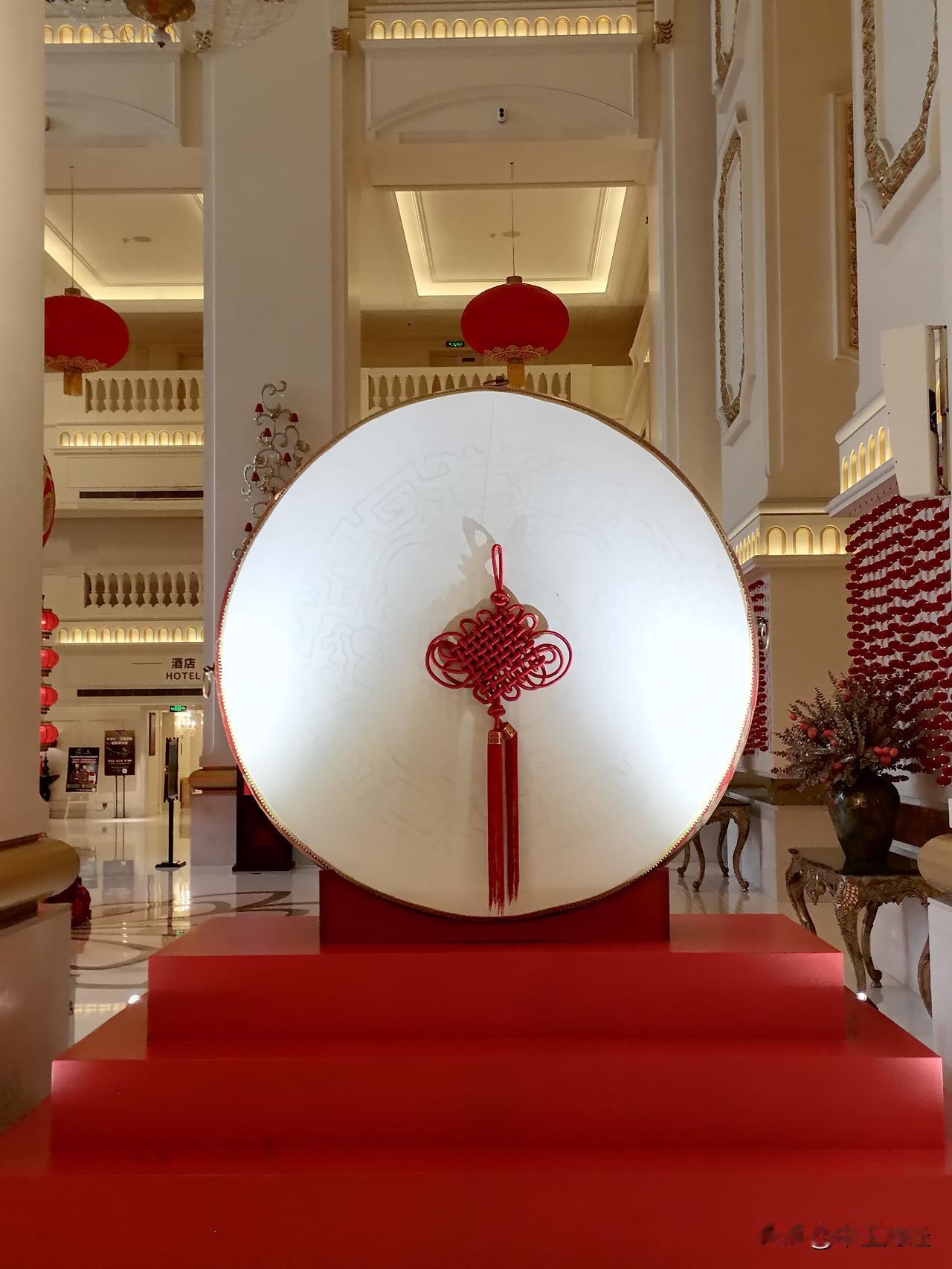 冬日生活打卡季甲级写字楼内的这个装饰，大家看出来是什么了吗？有人说是一块平安无事