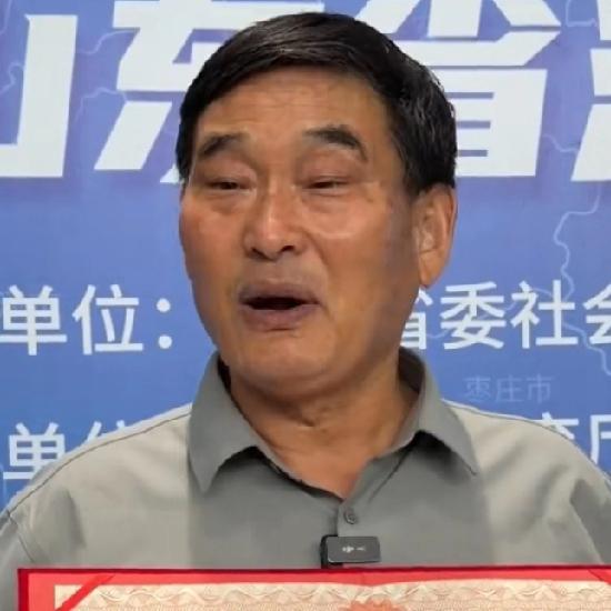 我身边有一个对朱之文完全无感的朋友，
甚至觉得网上把他吹得太神了，
自从他在演出