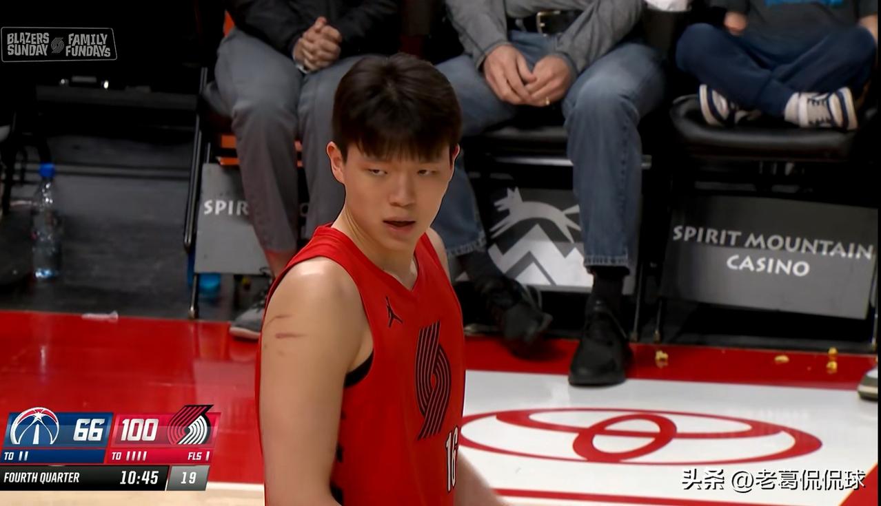 开拓者新星杨瀚森真是太拉胯了！在今天开拓者主场以123：88大胜奇才的比赛中，杨