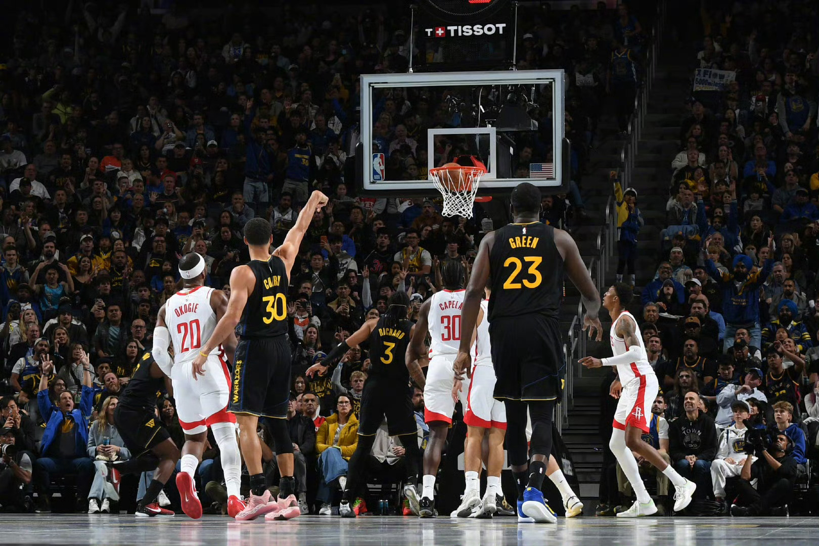 趁着比赛结束赶紧去门店找了双Hali 1试了下今天库里上脚后还写了字（乱穿鞋后第