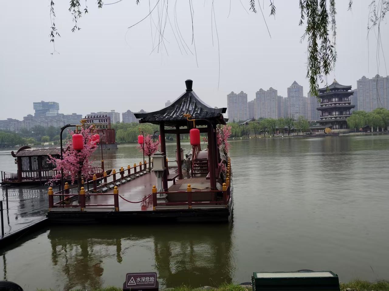 庞勋:      我也不想的，可气氛总是不合时宜的烘托到位。

朝廷:     