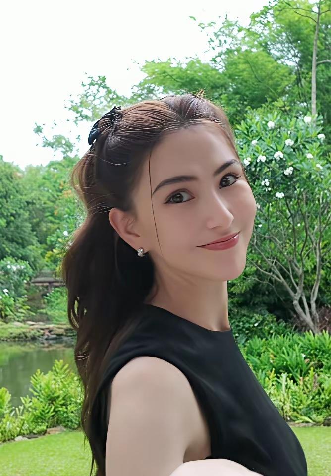 昆凌根本不是少女感，她手里捏着的，是周杰伦刻在骨子里的生理性喜欢。你以为她只是拍