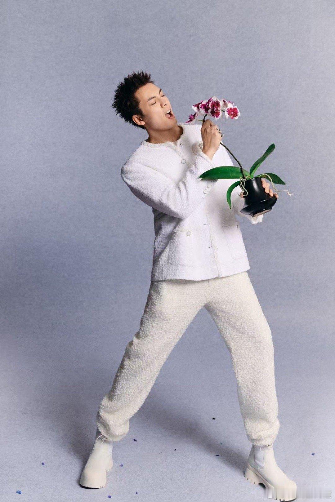 陈伟霆人红五官也帅得清晰 陈伟霆时尚出发图太绝了！三种风格切换毫无压力，五官帅得