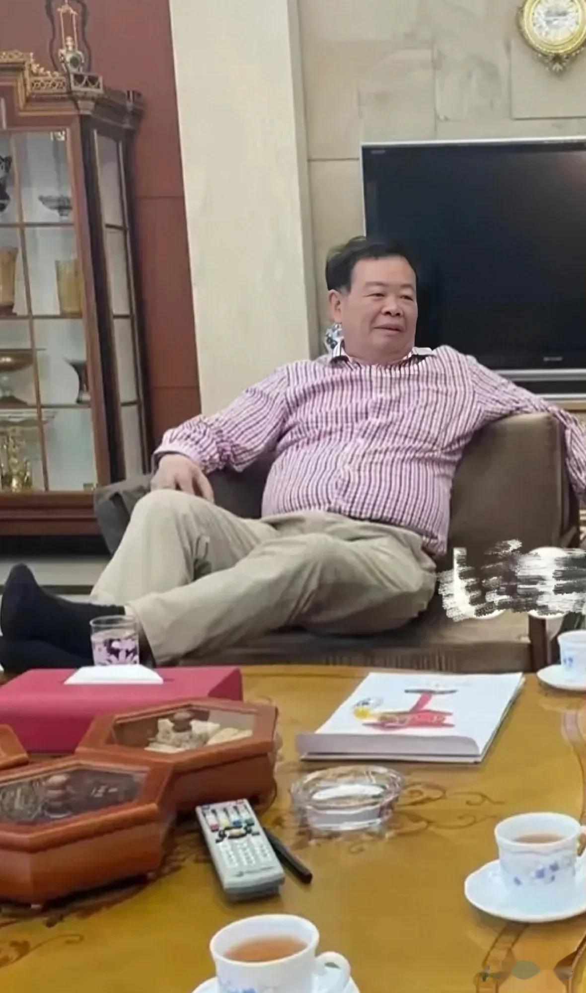 一次，张国立拍戏之余，来到曹德旺家做客，6000多平的豪宅，16个佣人，最让张国