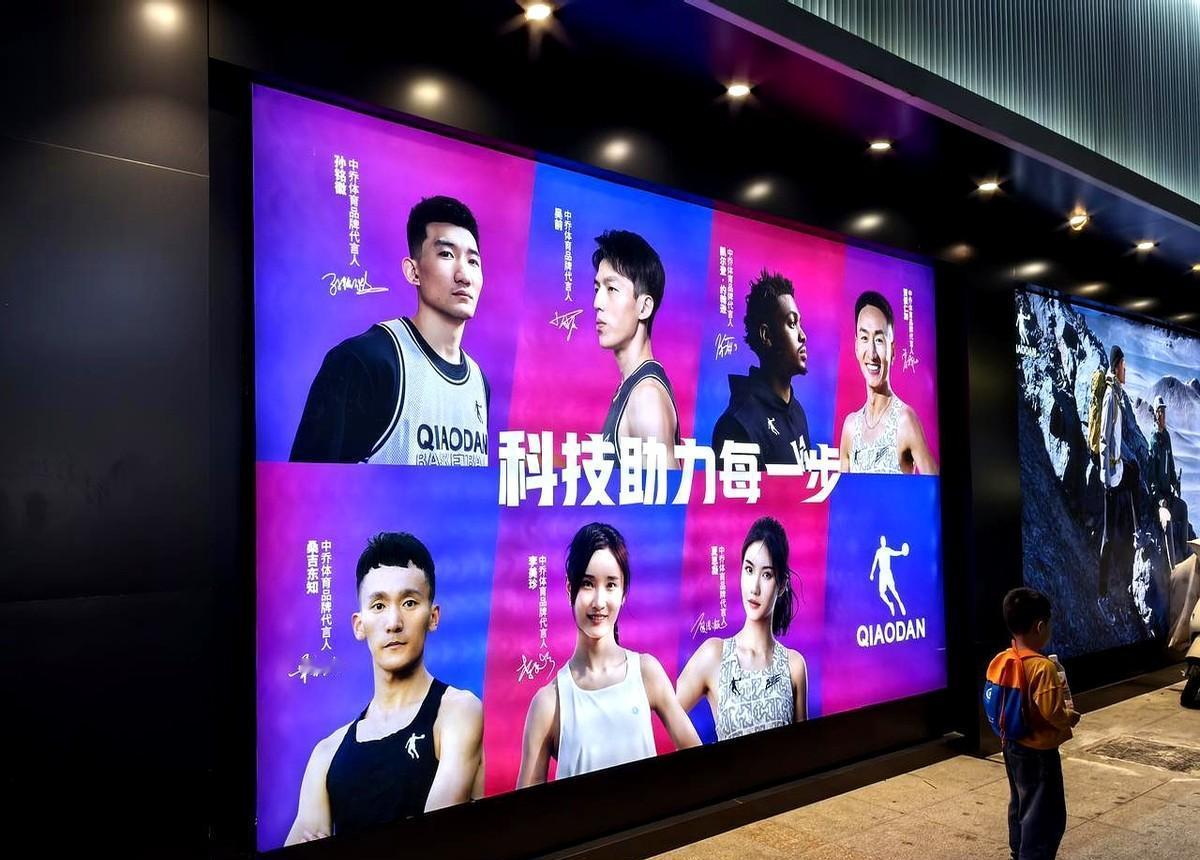 安踏砸63亿做广告，满屏都是洋面孔，鸿星尔克还在喊“国货之光”。
一个想卖到洛杉