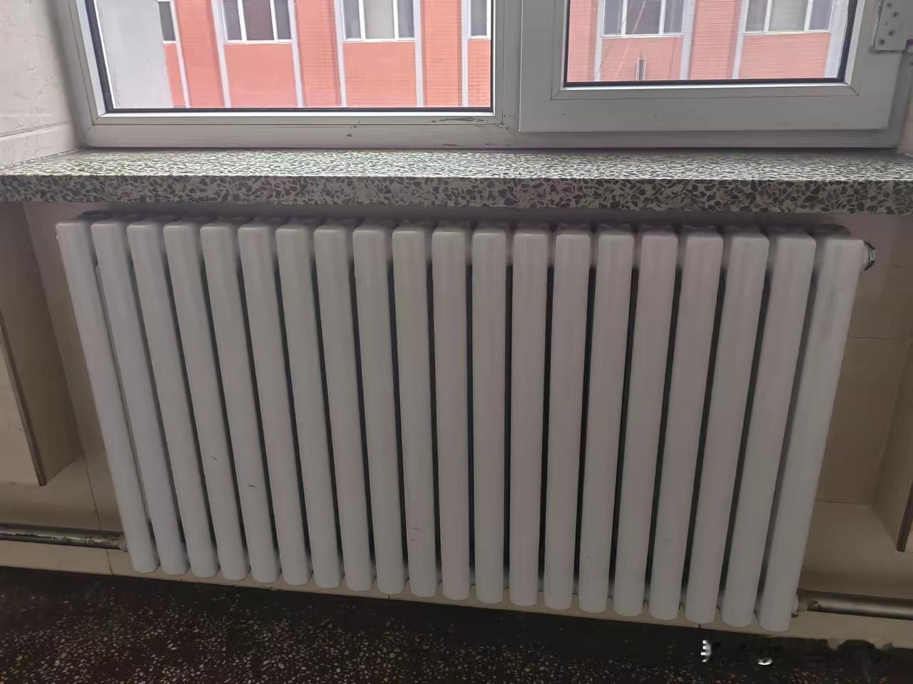 北方的暖气就是很神奇的存在！
没给暖气前，北方是外边热，屋子里阴冷！外边只要有太