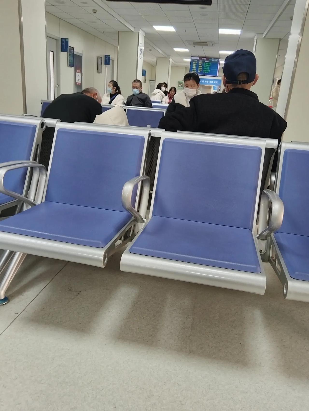 不来趟医院不知道那么多的病人，看着马路上人来人往都健健康康的，感觉不到病人的痛苦