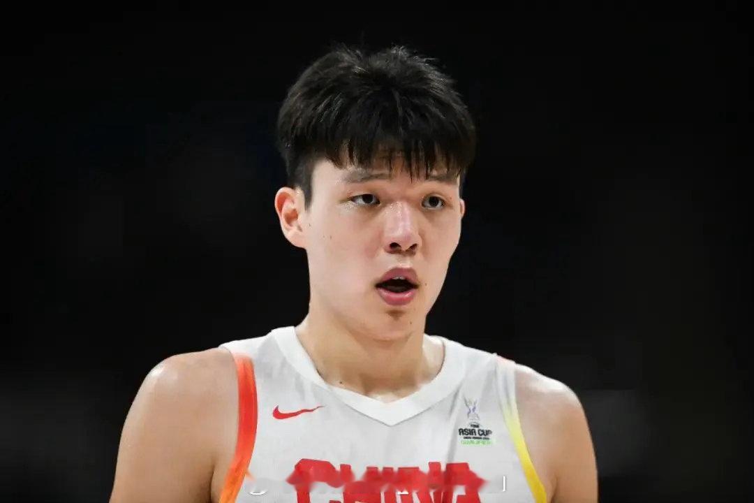 小杨早日康复，据开拓者记者透露：杨瀚森在国家队比赛结束后遭遇湿疹短暂接受治疗，随