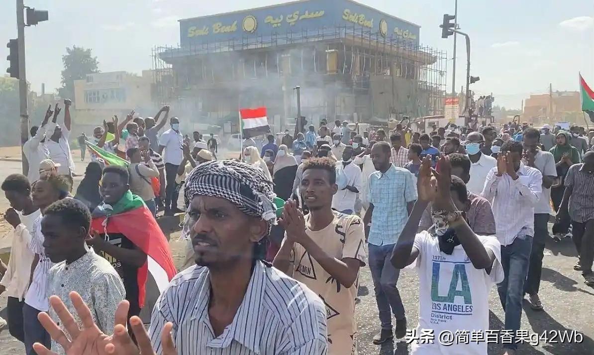 伊朗货币崩盘，军队逐利，普通人咋活？

2025年，伊朗经济彻底垮了。GDP下滑