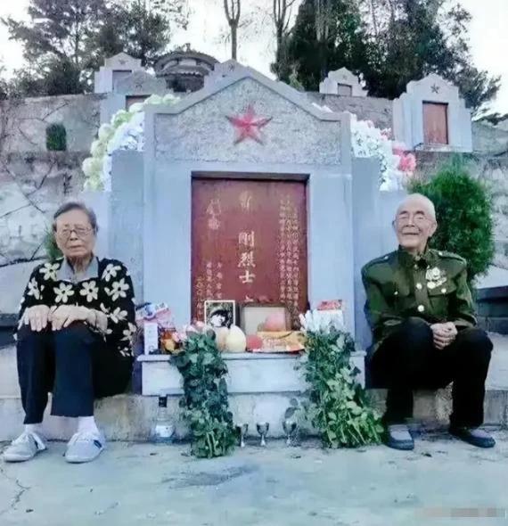 泪目了！2022年，两位年过九旬的老人自感时日不多，千里迢迢来到烈士陵园，祭拜自