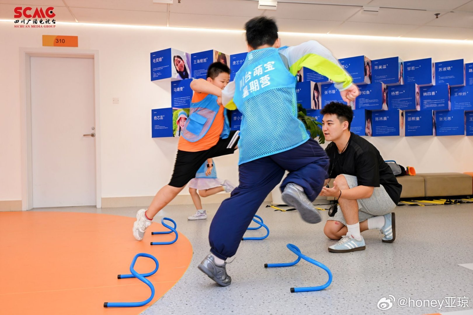 川台暑期萌宝托管营开营啦～开营第一天：体能课、书法课、财商课、AI课、参观体验李