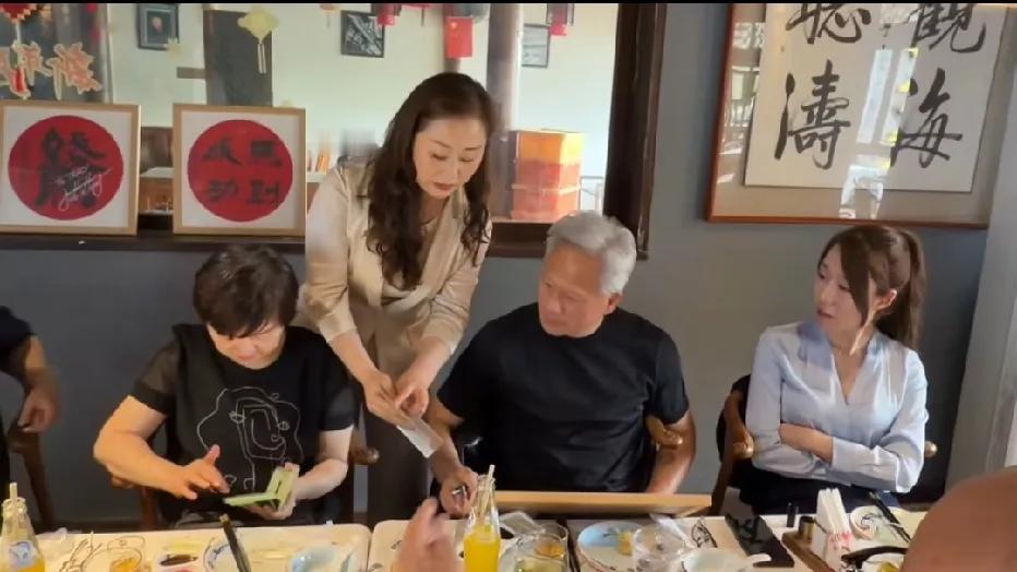 黄仁勋与女助理现身什刹海一家潮州餐馆就餐，黄仁勋身为知名华人商界翘楚，一手缔造出