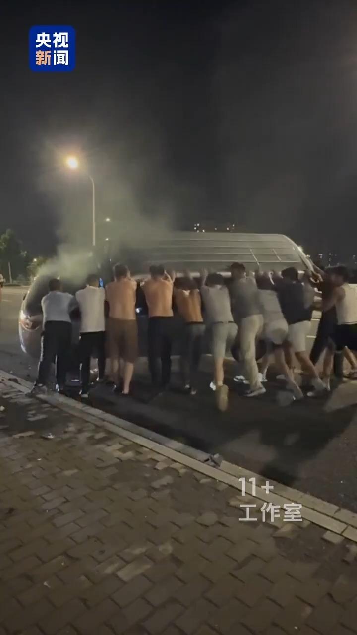 7月15日，山东淄博一辆私家车不慎侧翻，车身横卧路面，车内人员被困。危急时刻，路