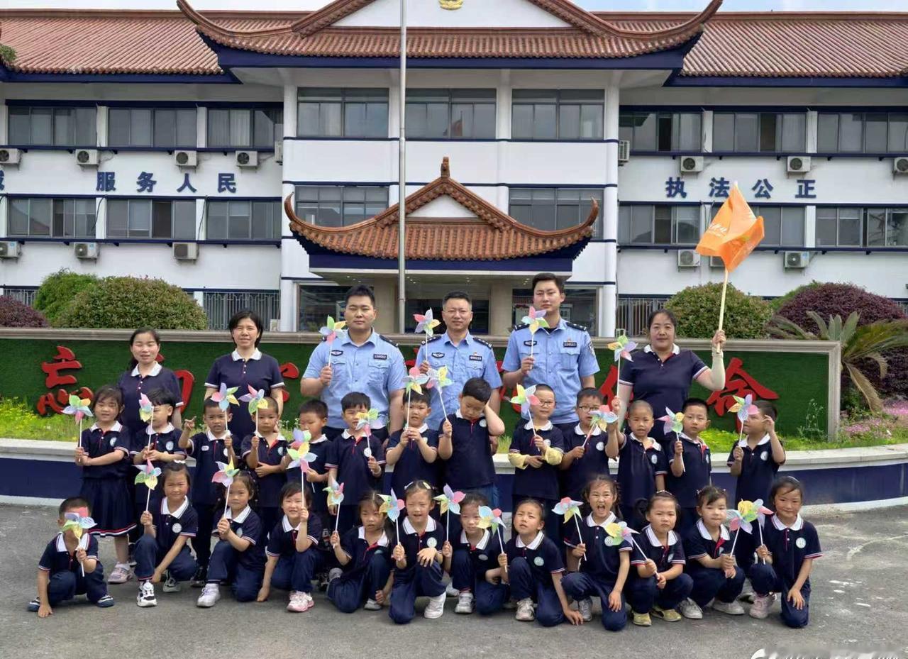 【萌娃进警营 “警”彩耀童心】5月15日，高新区公安分局魏村派出所开展警营开放日