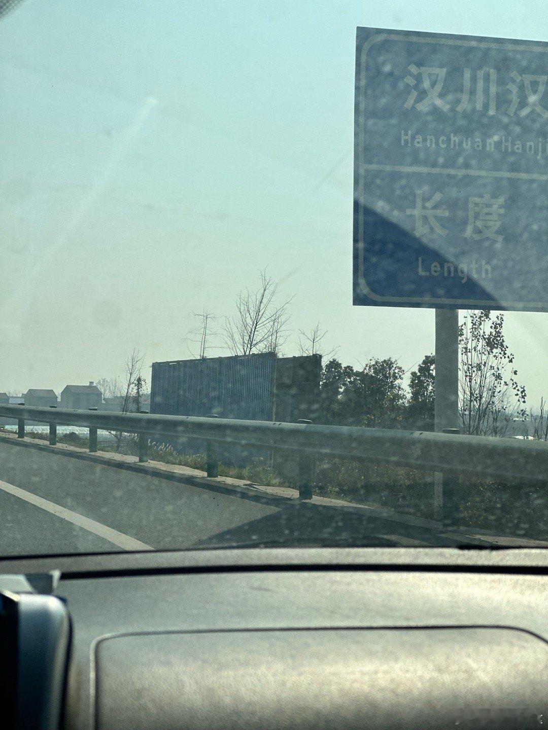 每次到这个季节看牙返回时，都喜欢在路边买些螃蟹，这些螃蟹都是本地的，也是本地的，