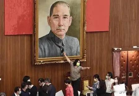 值此国民党前领导人孙中山先生诞辰160周年之际，各党派精英及其追随者几乎不约而同