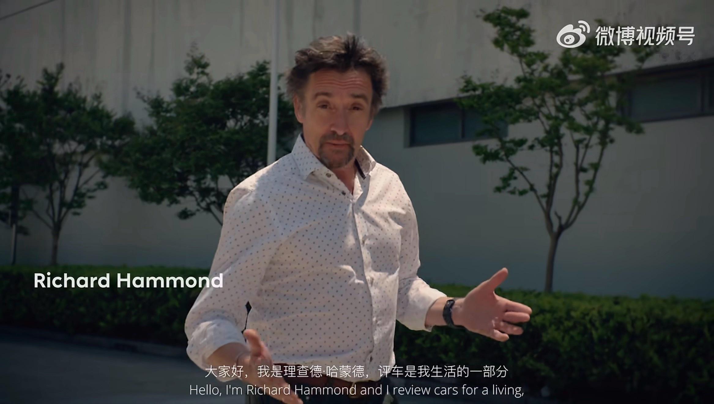老车评人还是讲究～上来第一句就是“I review cars for a liv