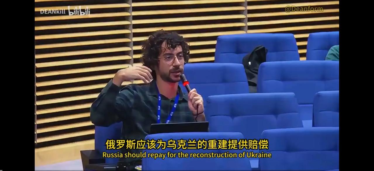 这位看着很邋遢的意大利记者加布里埃尔·努齐亚蒂去年10月13日在欧盟记者会上向欧