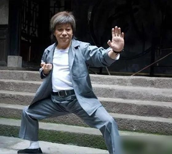 第一代陈真走了。看来有些老人寓言对了，今年冬天是要收人了，一个蛟龙一个小龙走的太