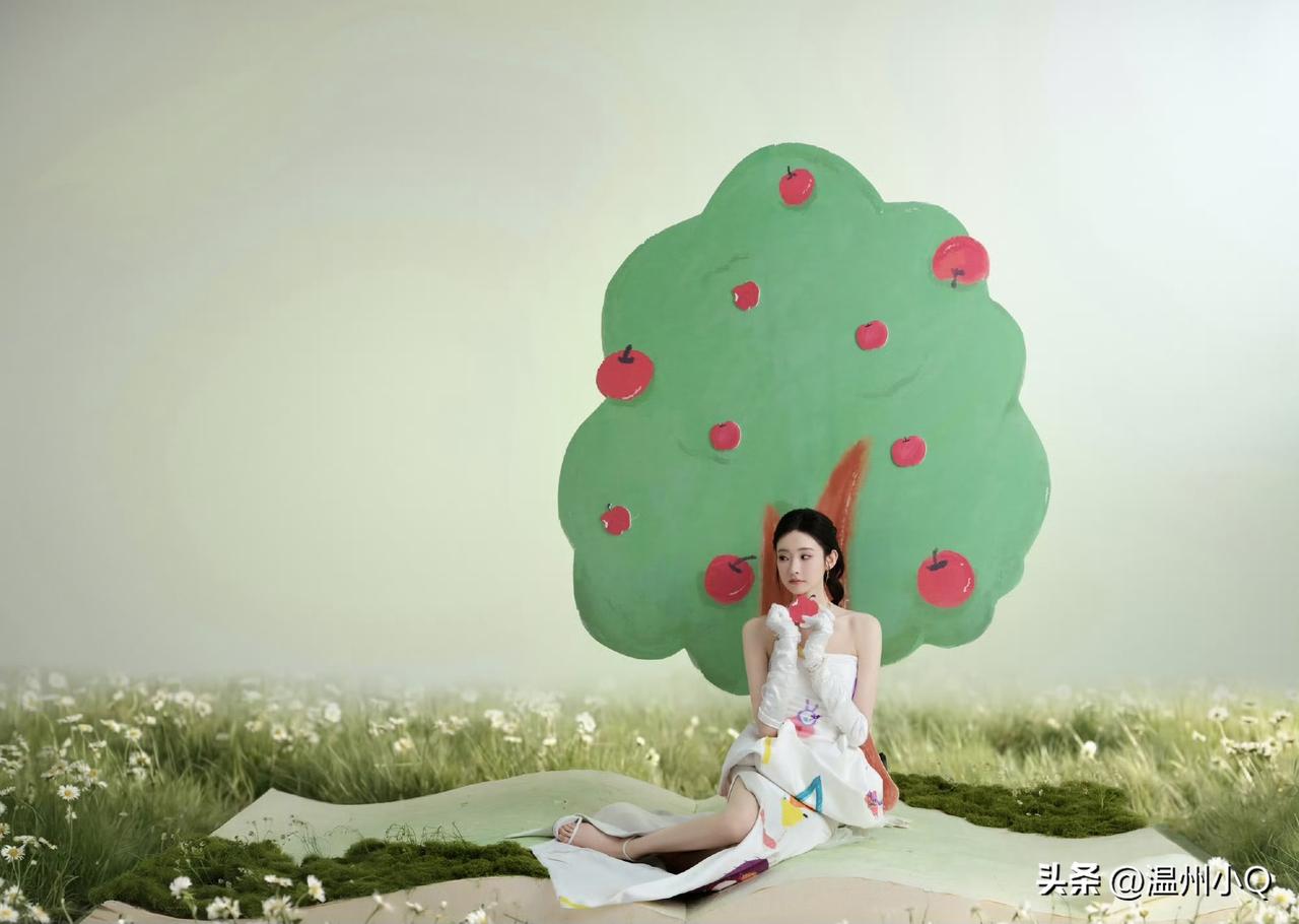 好喜欢张艺凡这组春意大片，裙子很加分。她身穿的裙子图案是一位六岁女孩设计的，色系