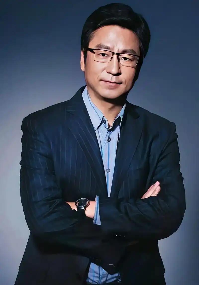 白岩松写给普通家庭孩子的五句话，点醒了无数人：
　　第一句话：不读书，你拿什么和