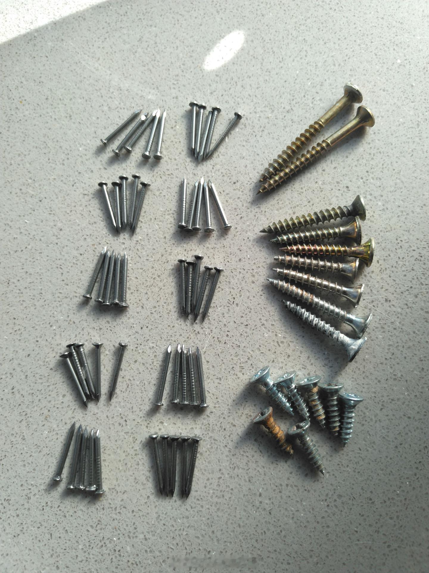 这是在一家正在装修的底商前面捡到的，貌似是木工的东西撒了一地，剩下这些钉子螺丝不
