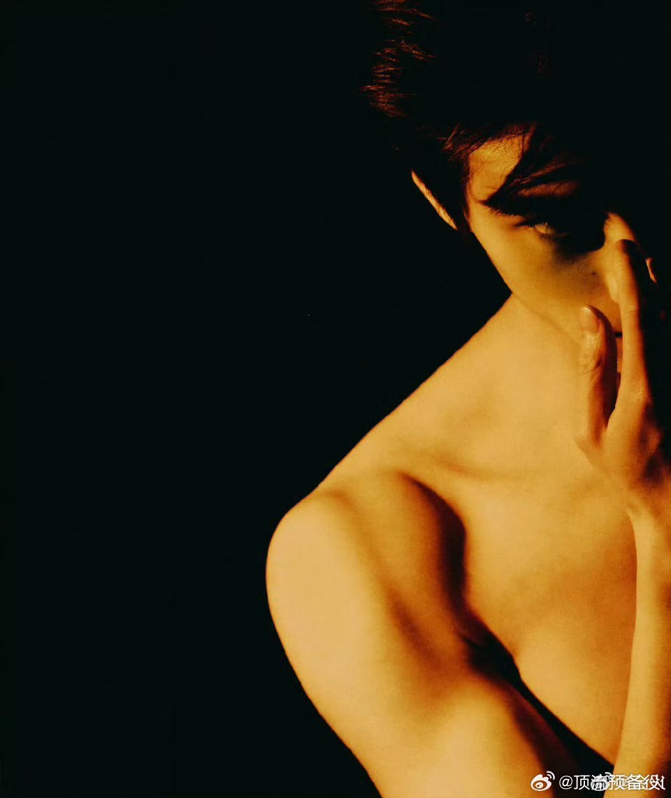 这真的是我能看的吗张康乐🥵一大早就来这种冲击！张康乐裸上身出发图好帅