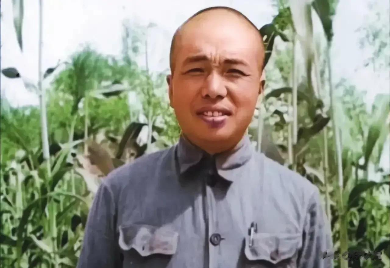 一个酷热的下午，

一支解放军队伍在村边树下休息，

他们押解着一批国民党俘虏军