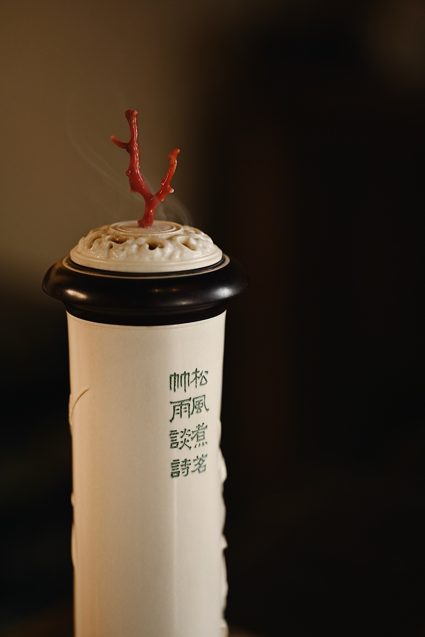 猛犸x紫檀 | 竹石成诗 香炉筒身以整料镂空透雕“竹石图”，竹枝挺拔、石纹苍劲，