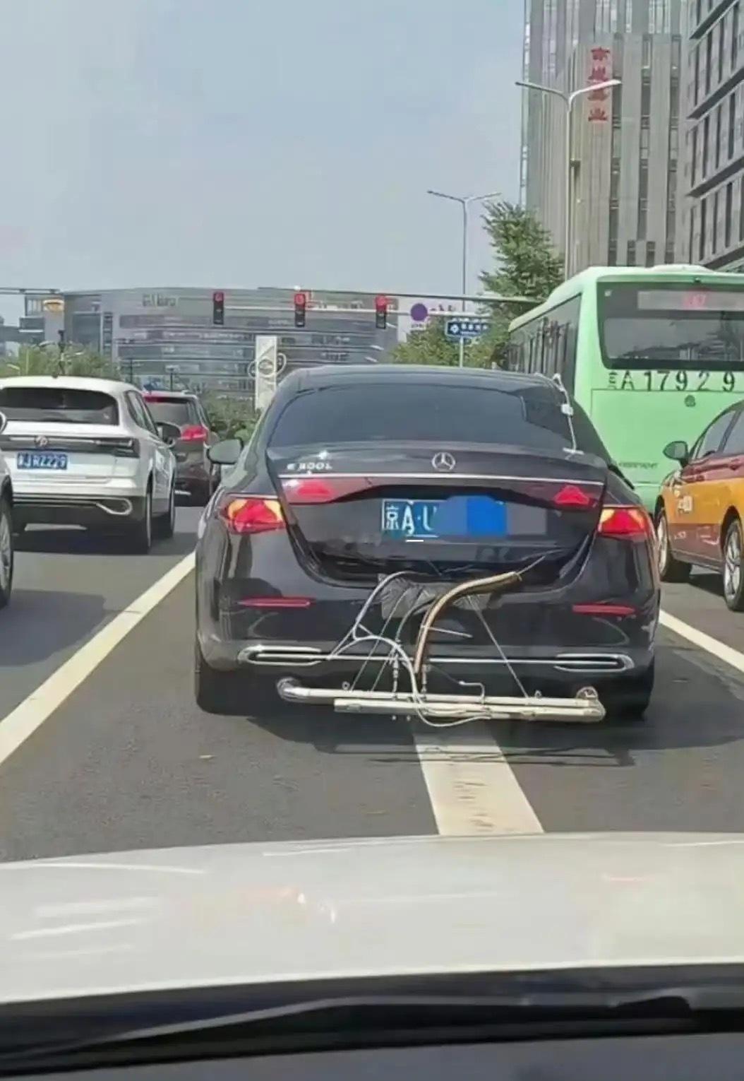 给交警叔叔都干懵了 这是查还是不查啊 