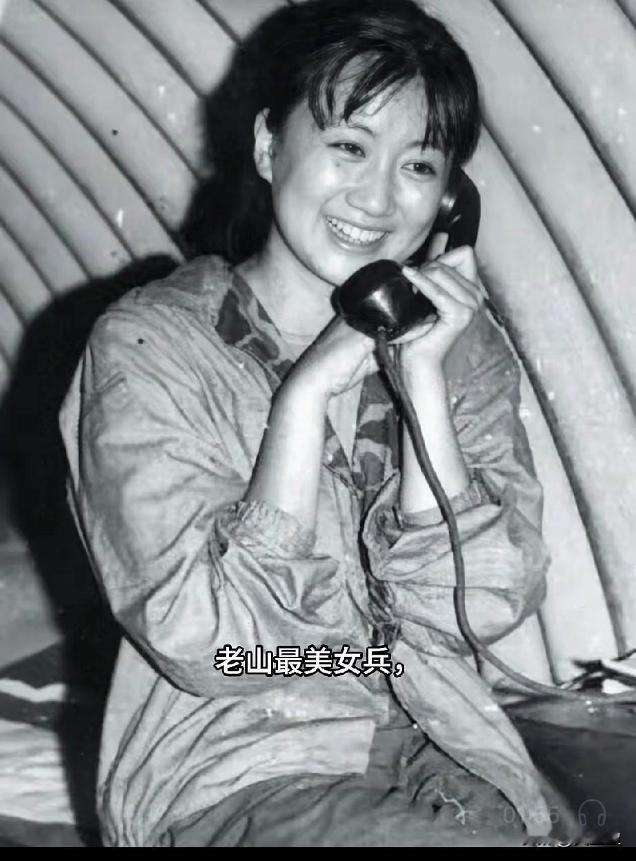 老山最美女兵在猫耳洞留影
名字未知，但这名参战女兵笑容灿烂，如果不是战争，她也不