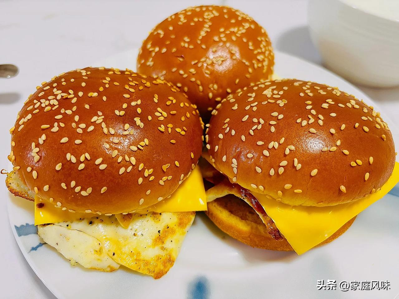 🍳🥪🥞🥚 元气满满的一天从丰盛早餐开始！
早餐汉堡，面包是买来现成的，放