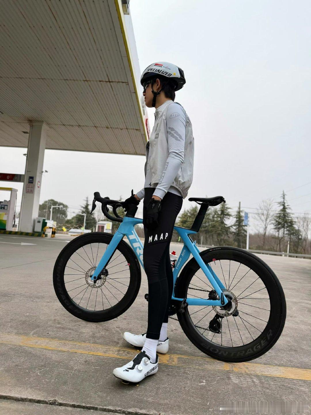 张极放假了想去骑行和露营张极有段时间没有骑行了被张极的日常分享可爱到！彩排结束在