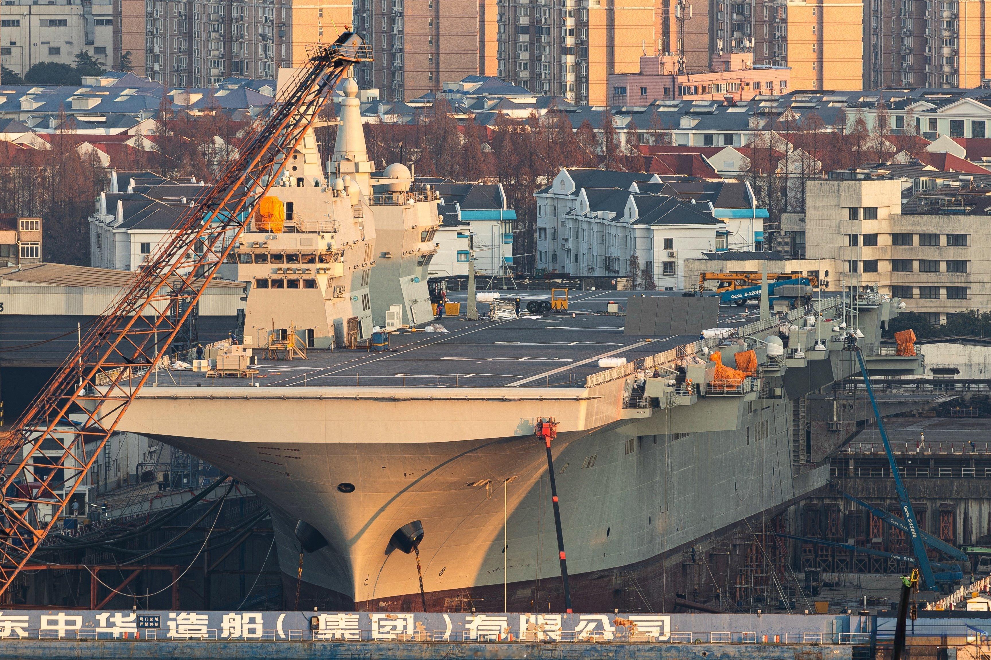 076怎么看都好看，甲板上挡焰板升起状态，不知道下次出去海试会不会官宣弹个无人机