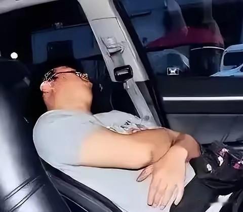 “冤不冤？”四川成都，一男子酒后躺在别人的车上睡觉，在被民警叫醒、跟着民警下车后