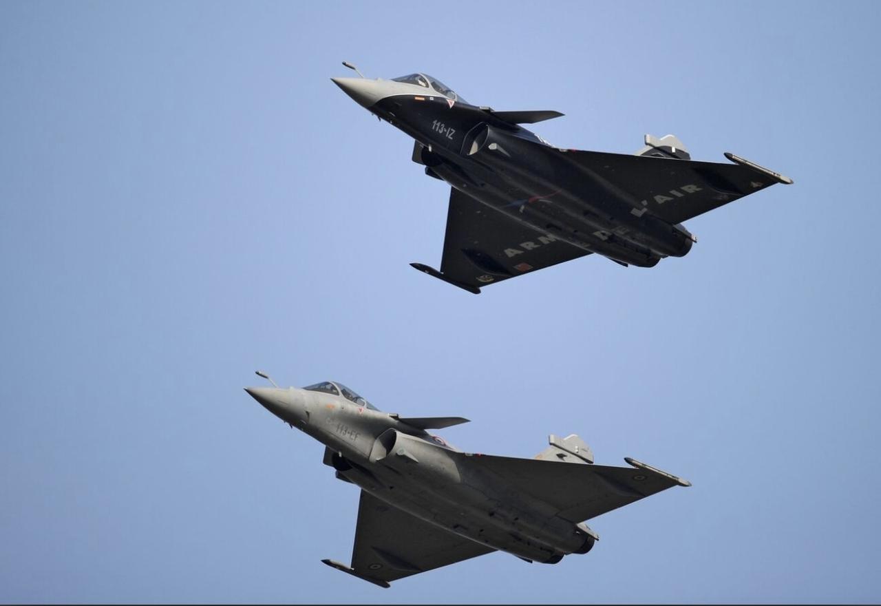 11月17日，乌克兰宣布将从法国采购100架阵风战斗机。尽管未公布采购价格，但是