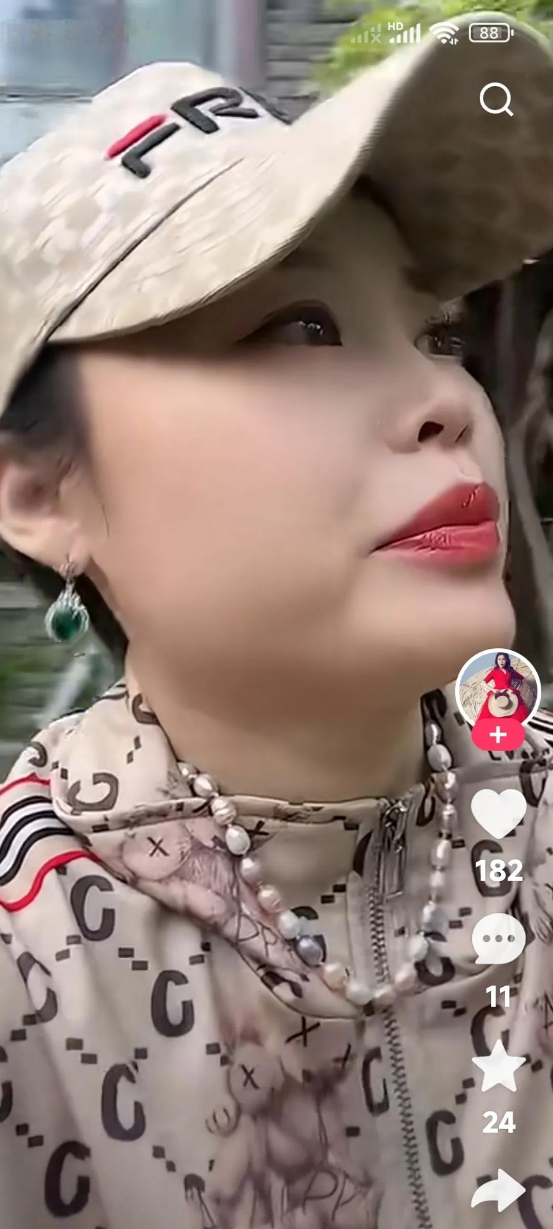 你们能看出来吗？

这个戴帽子的人，你们瞅着是不是有点眼熟？

你们能说出来他是