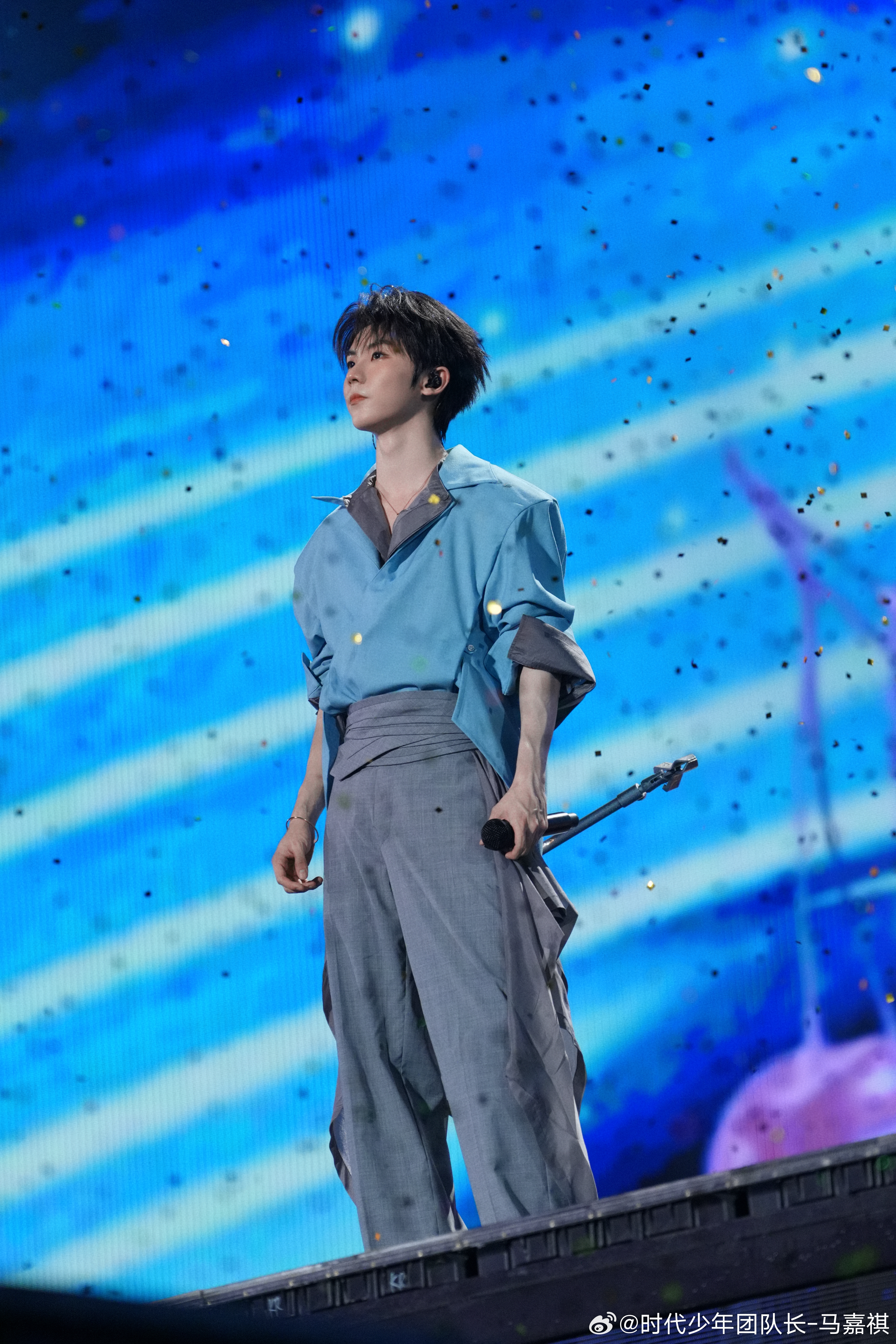 马嘉祺唯我论者的独白💜全能音乐人马嘉祺乍起的烟火仿佛霎那间燃尽的星海，光影后晃
