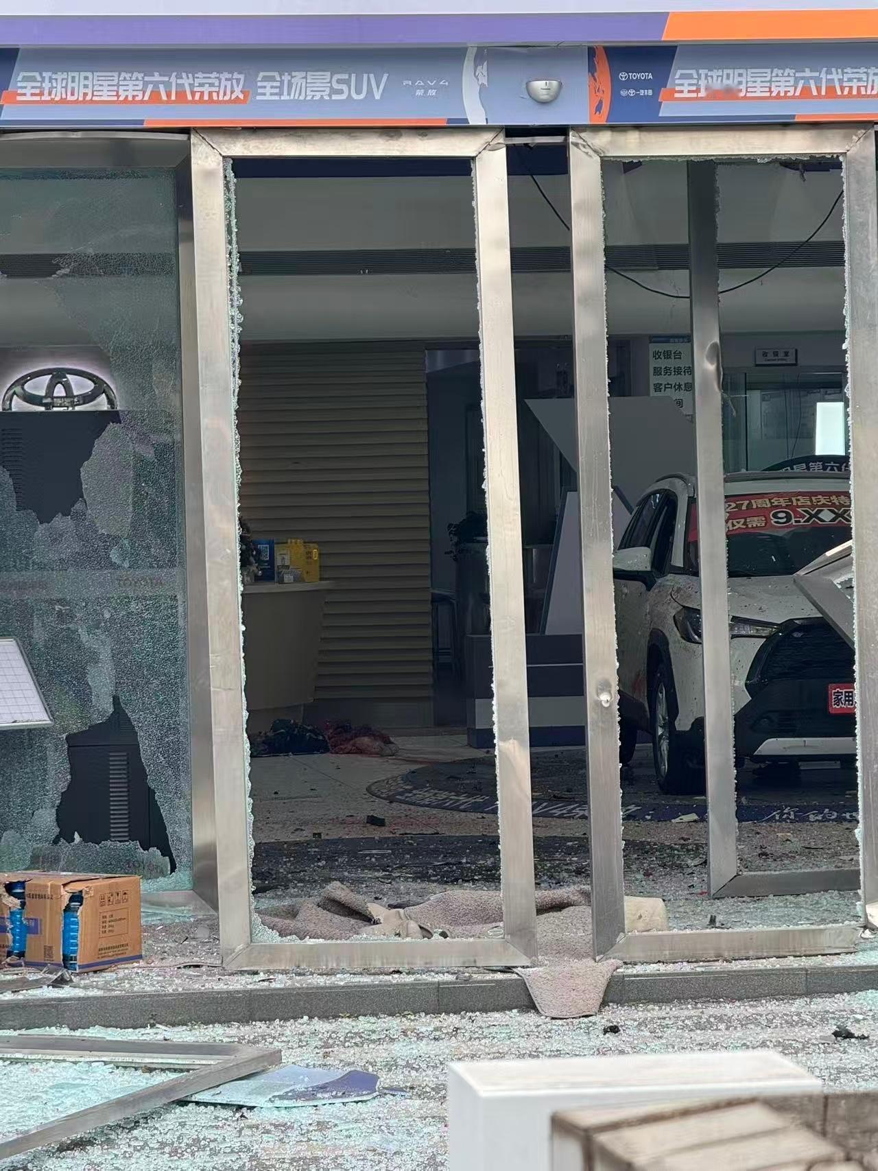 “极端维权是对自己最不负责任的方式”，成都的这位老哥仅仅因为与4S店的小小消费纠