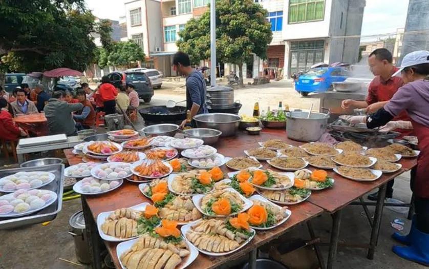 真心塞啊！上周三办乔迁酒，精打细算准备了2天，摆了20桌，每桌2瓶白酒、12道菜