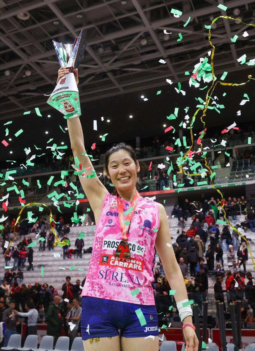 朱婷留洋第七季科内利亚诺刚看完回放，婷姐多笑笑2025/26女排欧冠小组赛第六轮