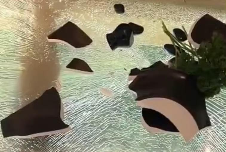 “就坐下去吃个火锅，脚底下玻璃突然裂成蜘蛛网！”这两天，西安赛格国际购物中心里一