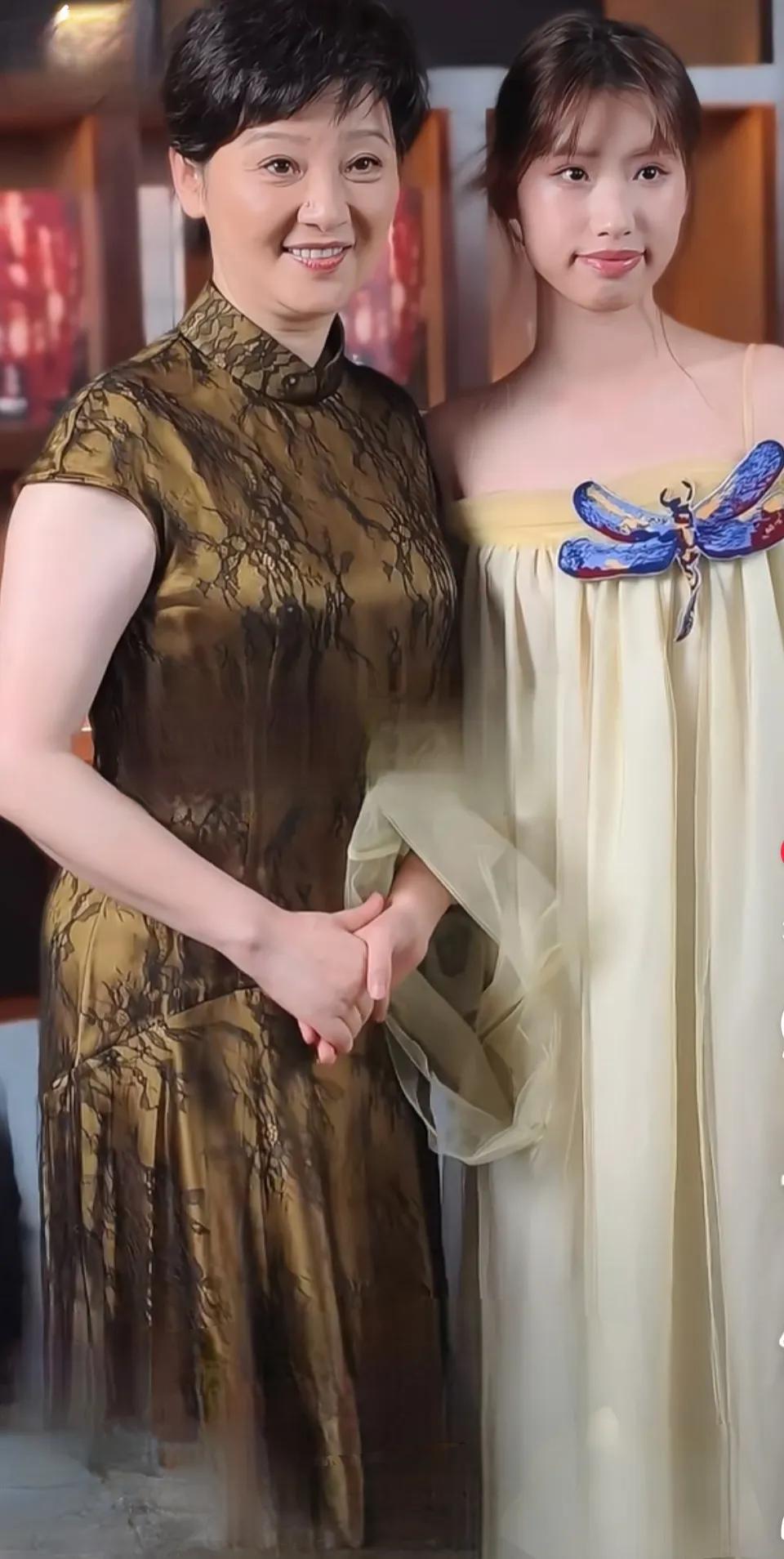 徐帆和女儿，满满的母爱。眼睛鼻子脸型像妈妈，美貌嘴巴像爸爸。女大十八变，女孩越来
