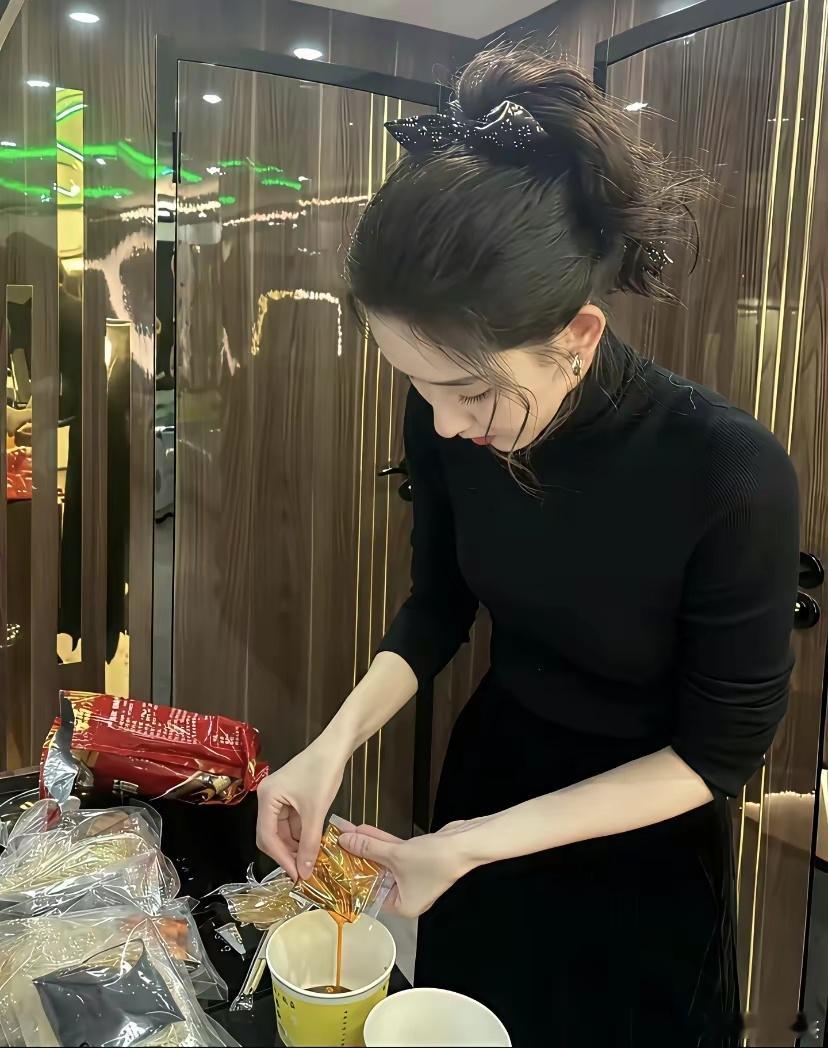 【给小资金散户10句话】1、短线频繁操作，要么是有能力的赚钱，要么是轻仓的练本事