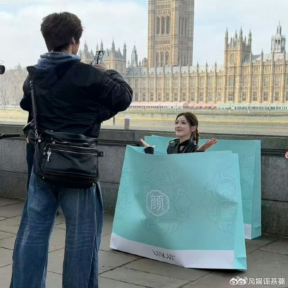 张予曦颜安书桓给依萍送礼物被张予曦和颜安的路透萌到跺脚!予曦突然从袋子里钻出来的