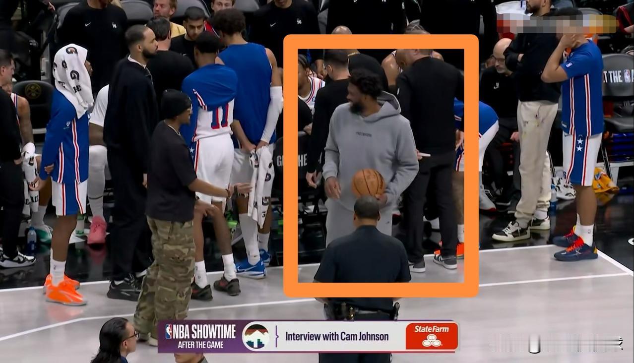 76人超级巨星恩比德真是太渴望打球了！在今天76人客场挑战掘金的比赛中，当时比赛