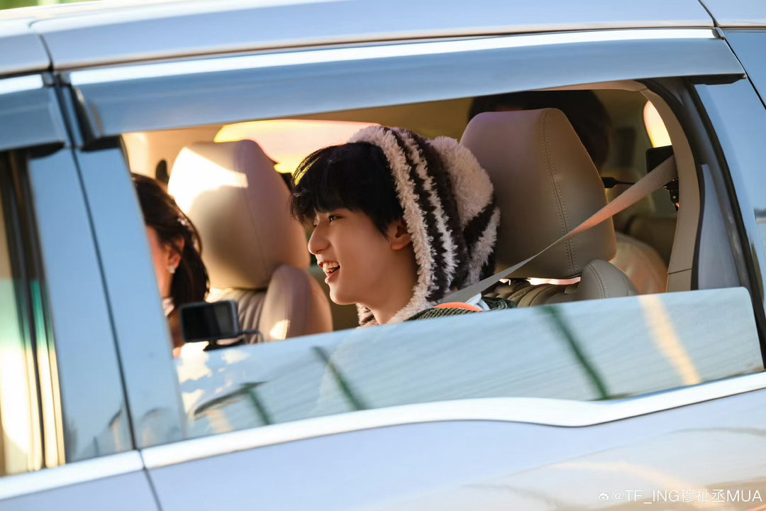 第一次见穆祉丞被12个人围着哄周五晚高疯 这一幕真的太有意义了！穆祉丞放下防备袒